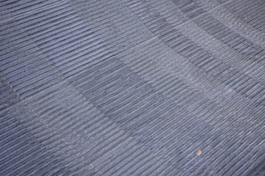 Fontaine, damlayan su akıntıları ile beton tasarım