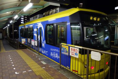 15 Şubat 2023, Tokyo, Japonya, istasyon yakınlarındaki Shitamachi ile Waseda Minowa arasında renkli bir tramvay.                               
