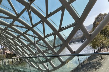 Georgia Tiflis 'in sembolü Barış Köprüsü' nün deforme olmuş iskeleleri.