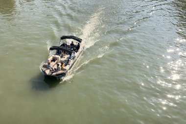 Kura Nehri 'nin muhteşem akışı Gürcistan' daki barış köprüsünden görüldü.