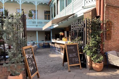 5 Kasım 2023, Georgia Tiflis, Retro Antiques, yerde birçok halısı olan restoranlar.