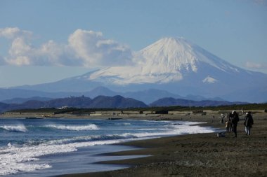   Fuji Dağı, Japonya 'nın ünlü simgesi, Fujisawa şehir kıyılarından manzara                            