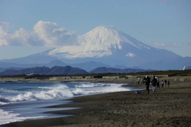   Fuji Dağı, Japonya 'nın ünlü simgesi, Fujisawa şehir kıyılarından manzara                            