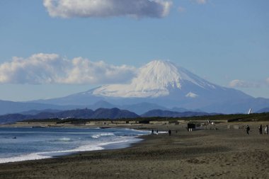   Fuji Dağı, Japonya 'nın ünlü simgesi, Fujisawa şehir kıyılarından manzara                            