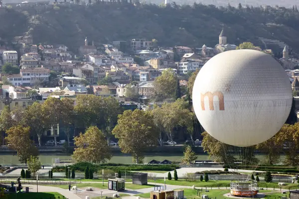 11 / 06 / 2023, Georgia Tiflis Gürcistan, Tiflis halat mekanik balonu, balon operasyonu park yönetimi                               