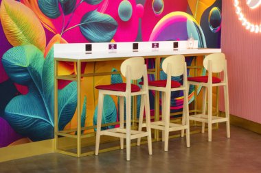 Renkli renk düzenine sahip stand koltukları aç                               