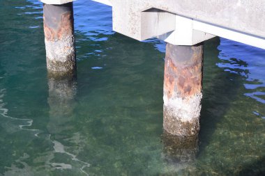 Sakin bir ifade, koydaki deniz suyu yüzeyi.