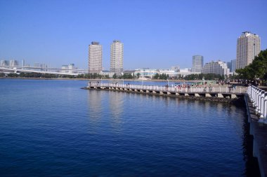 Sakin bir ifade, koydaki deniz suyu yüzeyi.