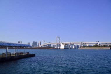 12 / 31 / 2019, Tokyo, Japonya. Gökkuşağı Köprüsü Tokyo Körfezi Odaiba Sahil Parkı 'ndan görünüyor.