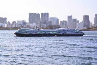31 Aralık 2023, Tokyo Japonya, Odaiba Sahil Parkı gezi teknesi terminali.