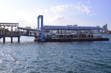 31 Aralık 2023, Tokyo Japonya, Odaiba Sahil Parkı gezi teknesi terminali.
