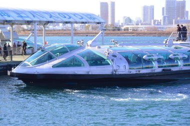 31 Aralık 2023, Tokyo Japonya, Odaiba Sahil Parkı gezi teknesi terminali.