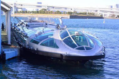 31 Aralık 2023, Tokyo Japonya, Odaiba Sahil Parkı gezi teknesi terminali.