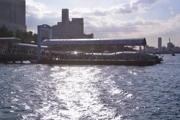 31 Aralık 2023, Tokyo Japonya, Odaiba Sahil Parkı gezi teknesi terminali.
