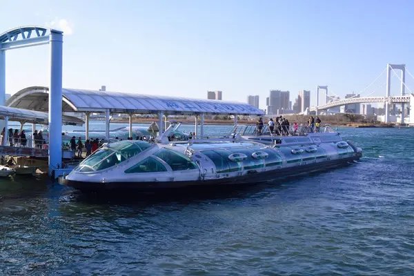 31 Aralık 2023, Tokyo Japonya, Odaiba Sahil Parkı gezi teknesi terminali.