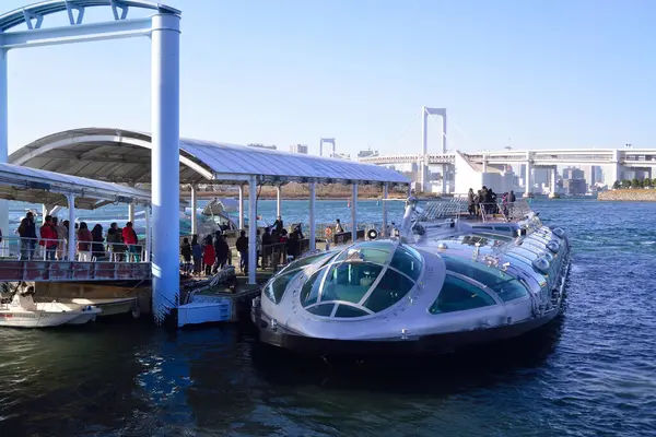 31 Aralık 2023, Tokyo Japonya, Odaiba Sahil Parkı gezi teknesi terminali.