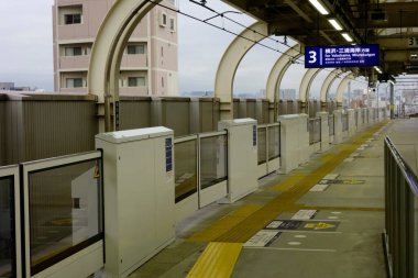 12 / 14 / 2019, Tokyo Japonya, tren istasyonu, otomatik kapı aygıtı.                               
