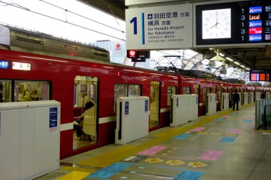 12 / 14 / 2019, Tokyo Japonya, tren istasyonu, otomatik kapı aygıtı.                               