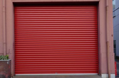   Kıpkırmızı kepenkler parlak kırmızıya boyandı. Yumuşak bir his veriyor..                             