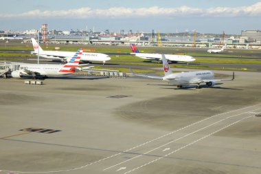   10 / 30 / 2023, Haneda Uluslararası Havaalanı, Tokyo, Japonya pistindeki patern ekipmanı                            
