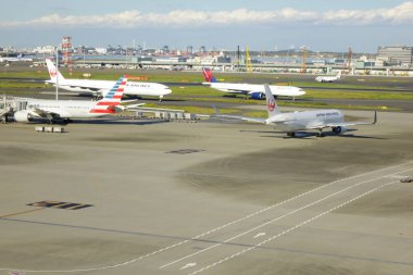    10 / 30 / 2023, Haneda Uluslararası Havaalanı, Tokyo, Japonya pistindeki patern ekipmanı                            