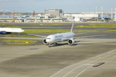    10 / 30 / 2023, Haneda Uluslararası Havaalanı, Tokyo, Japonya pistindeki patern ekipmanı                            