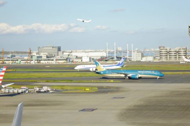    10 / 30 / 2023, Haneda Uluslararası Havaalanı, Tokyo, Japonya pistindeki patern ekipmanı                            