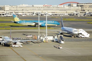    10 / 30 / 2023, Haneda Uluslararası Havaalanı, Tokyo, Japonya pistindeki patern ekipmanı                            