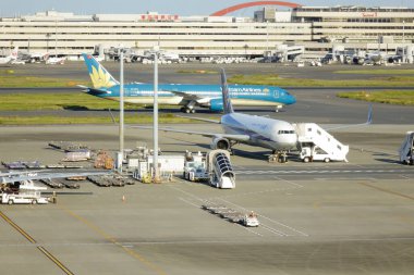    10 / 30 / 2023, Haneda Uluslararası Havaalanı, Tokyo, Japonya pistindeki patern ekipmanı                            