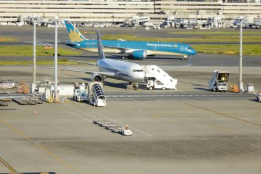    10 / 30 / 2023, Haneda Uluslararası Havaalanı, Tokyo, Japonya pistindeki patern ekipmanı                            