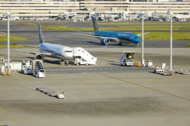    10 / 30 / 2023, Haneda Uluslararası Havaalanı, Tokyo, Japonya pistindeki patern ekipmanı                            