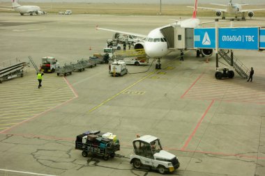  11 / 11 / 2023, Georgia Tiflis Havaalanı, havaalanı binasına giren yolcular                              