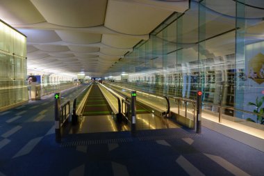   10 / 30 / 2023, Tokyo Haneda Havaalanı 'nın yasak bölgesi içindeki modern tesisler                             