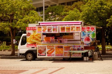    08 / 14 / 2024, Yokosuka Yeni Limanı 'nda faaliyet gösteren bir fast food restoranı, Yokosuka City                            