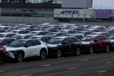 İthalat, ihracat iskelesinde sıra sıra dizilmiş yeni otomobiller                            