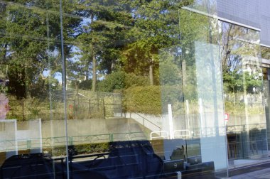 Bir vitrine yansıyan güzel bir sokak manzarası