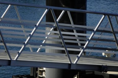   Yokosuka Donanma Limanı 'nı gezen gezici tekneler için kalkış ve varış noktası, sakin dalgalarıyla                             