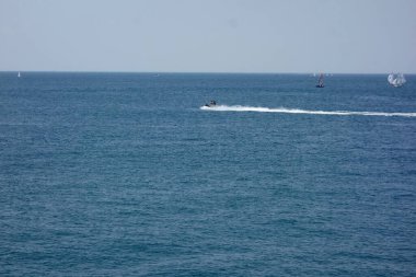   Hayama Marina 'dan uzak bir okyanus manzarası Ağustos ayı ortasında kavurucu güneşin altında                             