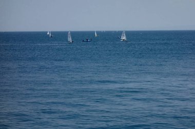   Hayama Marina 'dan uzak bir okyanus manzarası Ağustos ayı ortasında kavurucu güneşin altında                             