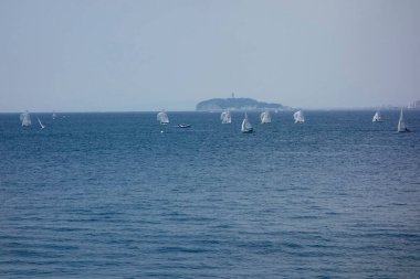   Hayama Marina 'dan uzak bir okyanus manzarası Ağustos ayı ortasında kavurucu güneşin altında                             