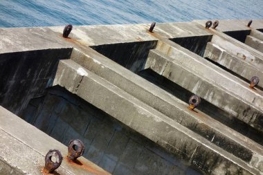 Hayama Marina seti üzerine kurulu bir dalgakıran.                               