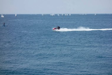 Hayama Marina 'dan uzak bir okyanus manzarası Ağustos ayı ortasında kavurucu güneşin altında