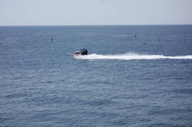 Hayama Marina 'dan uzak bir okyanus manzarası Ağustos ayı ortasında kavurucu güneşin altında