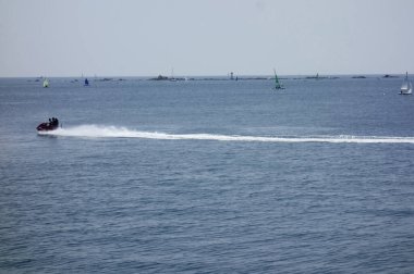 Hayama Marina 'dan uzak bir okyanus manzarası Ağustos ayı ortasında kavurucu güneşin altında