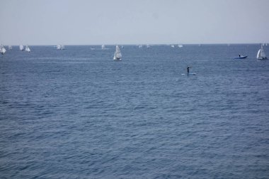 Hayama Marina 'dan uzak bir okyanus manzarası Ağustos ayı ortasında kavurucu güneşin altında