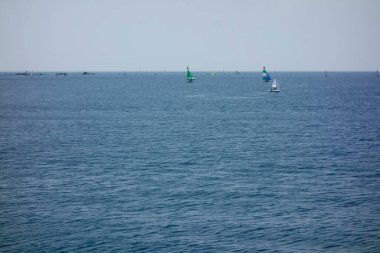 Hayama Marina 'dan uzak bir okyanus manzarası Ağustos ayı ortasında kavurucu güneşin altında