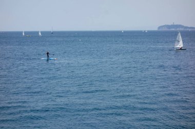 Hayama Marina 'dan uzak bir okyanus manzarası Ağustos ayı ortasında kavurucu güneşin altında