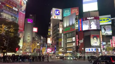 Tokyo, Japonya, Shibuya İstasyonu Scramble Geçidi, kalabalık ve gürültülü gece görüşü