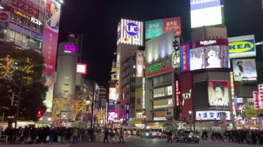 Tokyo, Japonya, Shibuya İstasyonu Scramble Geçidi, kalabalık ve gürültülü gece görüşü