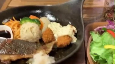 Lezzetli malzemeler ve sebze ve soslu taze salata.